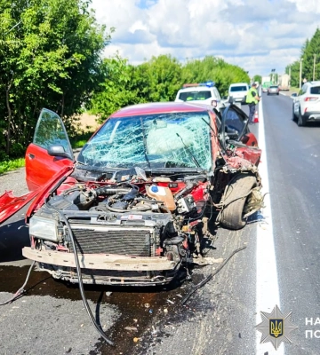На Волині внаслідок ДТП на зустрічних курсах постраждав один із водіїв, - поліція. ФОТО