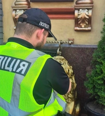 В Киеве возле ресторана нашли куртку с гранатами
