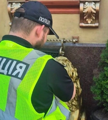 В Киеве на ступенях заведения питания нашли два корпуса гранат - полиция устанавливает обстоятельства