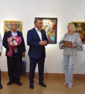 «За склом»: в Ужгороді відкрили ювілейну виставку заслуженої художниці України, яка дивує унікальним мистецтвом