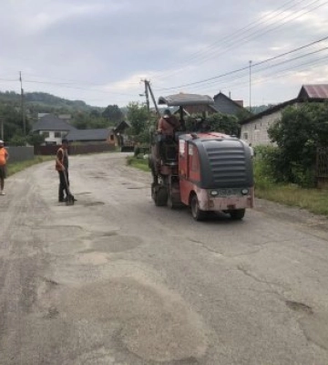 На Хустщині ремонтують важливу дорогу: що зміниться для водіїв між Ізою, Нижнім Селищем та Драговом