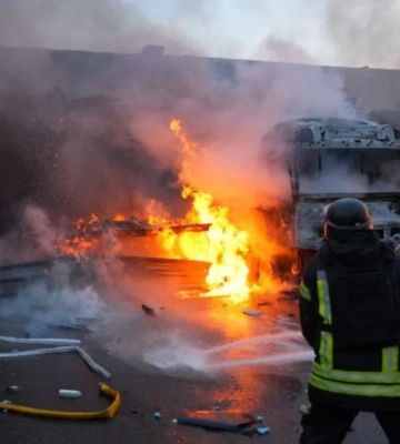 Війська РФ вдарили по складу логістичного оператора у Запоріжжі, виникла пожежа