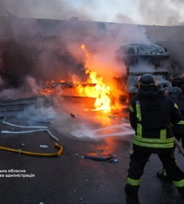Війська РФ вдарили по складу логістичного оператора у Запоріжжі, виникла пожежа