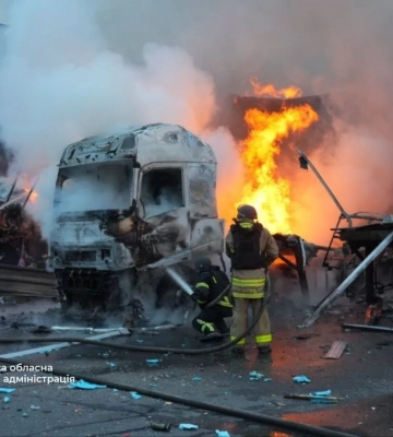 Війська РФ вдарили по складу логістичного оператора у Запоріжжі, виникла пожежа