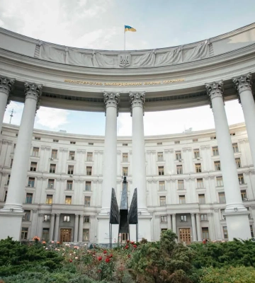 Восьмиметрового сталевого "Фенікса" встановили перед МЗС у Києві, фото