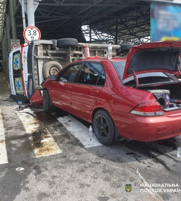 ДТП у Харкові: після зіткнення з Mitsubishi перекинулася карета швидкої допомоги