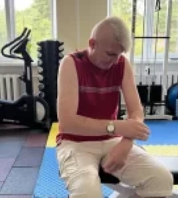 «Цією рукою мені ще дружину обіймати»: історія відновлення прикордонника Олександра