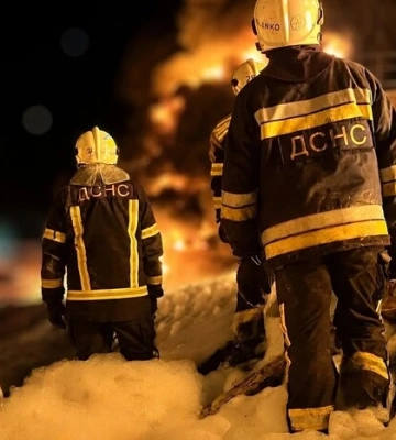 Після удару РФ балістикою по Києву вирує декілька пожеж