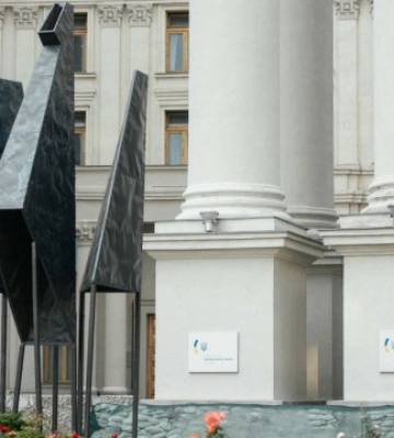У Києві перед будівлею МЗС встановили восьмиметрову скульптуру «Фенікс»