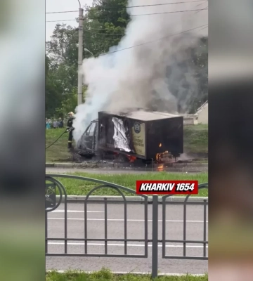 российский дрон попал в автомобиль в Харькове, есть пострадавший