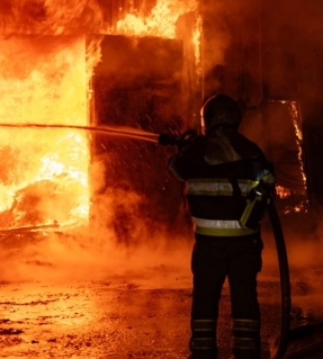 Удар балістикою по Києву: рятувальники ліквідували пожежі у трьох районах
