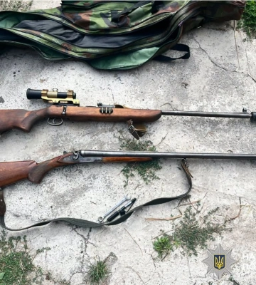 На Рівненщині поліцейські викрили чоловіка у незаконному зберіганні зброї та боєприпасів