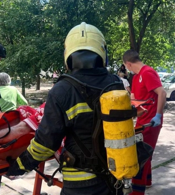 Із задимленої квартири в Черкасах врятували чоловіка: він отримав опіки