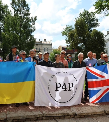 Ще 20 пікапів для миру привезли до Львова волонтери з Великобританії