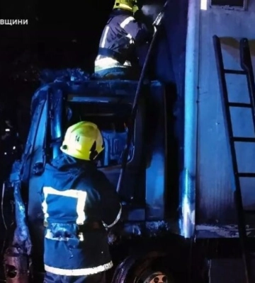 У Кривому Розі посеред ночі спалахнув Mercedes: вогнеборці ліквідували займання