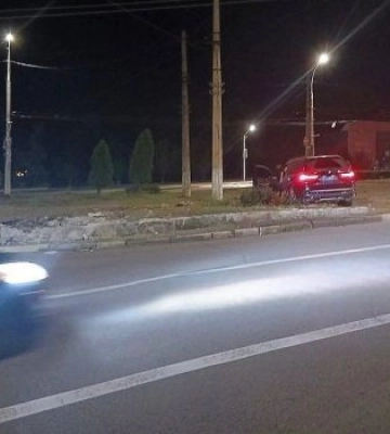 В центрі міста автомобіль злетів з дороги