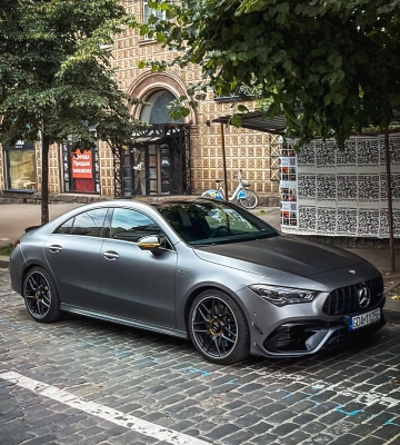 Стартует до сотни за 4 с: в Киеве заметили редкий заряженный Mercedes на "бляхах" 