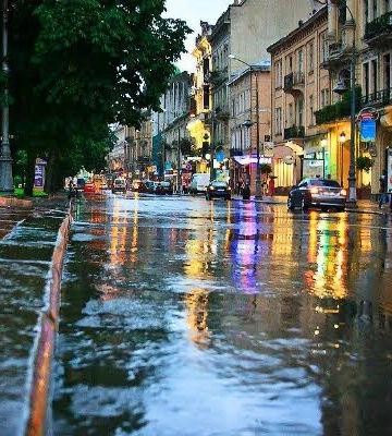 На Львівщину повертаються дощі та грози: прогноз погоди на 21 липня