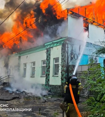 В Очакове в результате утренней атаки дронов ранена 48-летняя женщина, сгорела легковушка. Фото