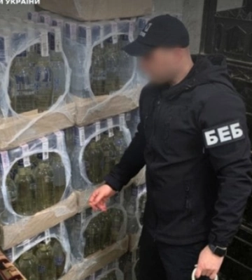 На Львівщині вилучили 5 тисяч пляшок фальсифікованого алкоголю і десятки мішків подрібненого тютюну