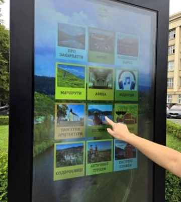 В центрі Ужгорода з'явилася туристична новинка: на площі Народній встановили мультимедійний інфобокс