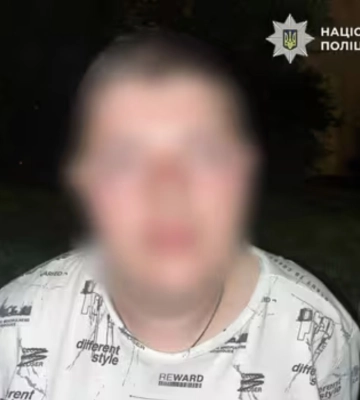 У Києві 26-річний чоловіка намагався спалити електрокар: його затримали