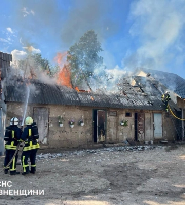 У Вараші під час пожежі згоріли дрова, сіно та пиломатеріали