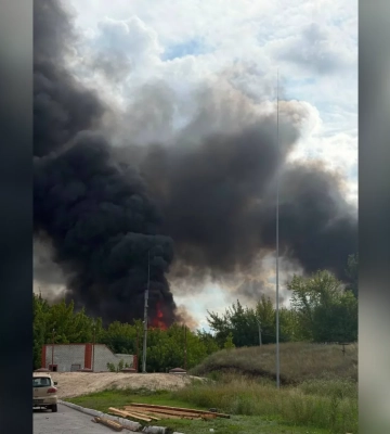 Масштабный пожар в результате удара КАБами произошел в Изюме