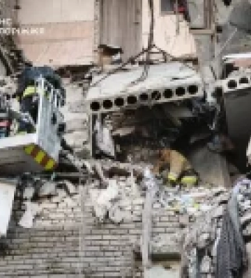 Російський авіаудар по житловому будинку в Запоріжжі: троє загиблих і десятки поранених