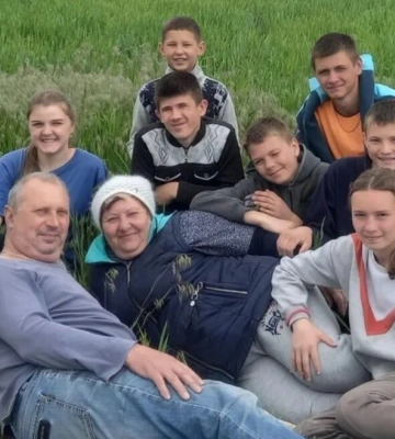 Сашко уже не вірив, що потрапить у родину: як сім’я з Одещини стала прийомною для підлітків