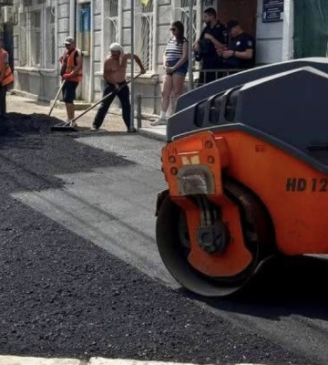 В Одесі триває масштабний ремонт дороги: водіїв і пішоходів попередили про обмеження