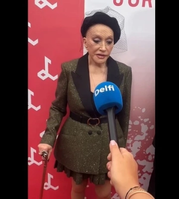 Алла Пугачова пояснила, чому тепер використовує ціпок