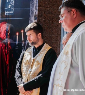 Молитва об'єднала конфесії у Франківську: просили захисту для дітей та миру для України