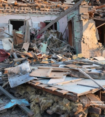 Удар КАБом по Запоріжжю: загинув 67-річний чоловік, триває пошук людей під завалами. ВІДЕО+ФОТОрепортаж