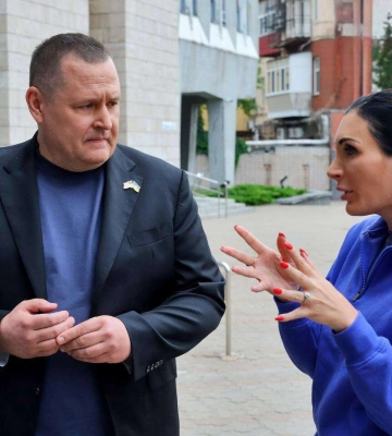 До Дніпра завітала американська політична активістка та довірена особа Трампа Лора Лумер