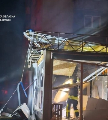 Ворог атакував Дніпро: виникла пожежа, пошкоджені будинки, автівки та магазин