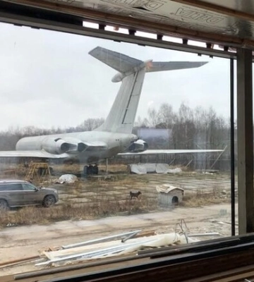 Под Киевом продают дом с самолетом "Брежнева" на участке: сколько стоит