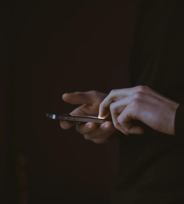 У Facebook та Instagram попри заборону знайшли рекламу з Китаю ШІ-застосунків, що "оголює" людей - ЗМІ