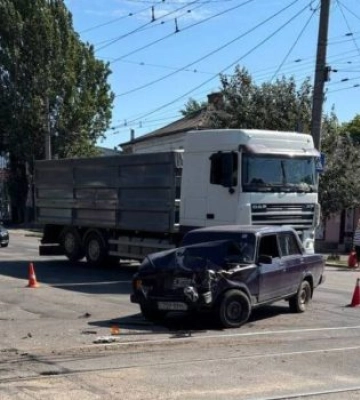 Легковик не поділив дрогу з вантажівкою