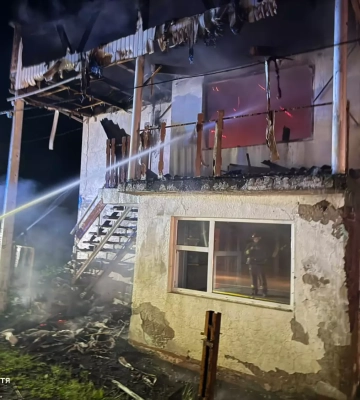 Вогнеборці двох областей ліквідували пожежу в двоповерховій будівлі на Ужгородщині