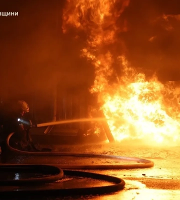 В Днепре повреждены жилые дома и магазины после ночной атаки. ФОТО