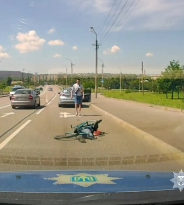 У Кривому Розі поліцейський врятував чоловіка, який поранив ногу, та не міг рухатись
