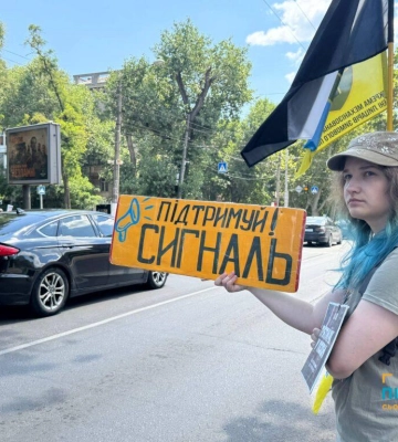 В Одесі під час акції нагадали про трагедію в Оленівці, потребу у звільненні полонених воїнів і цивільних та пошуку безвісти зниклих захисників