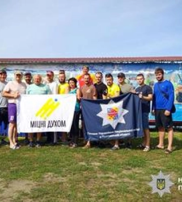 Ветерани та поліцейські Полтавщини взяли участь у змаганнях на човнах-драконах