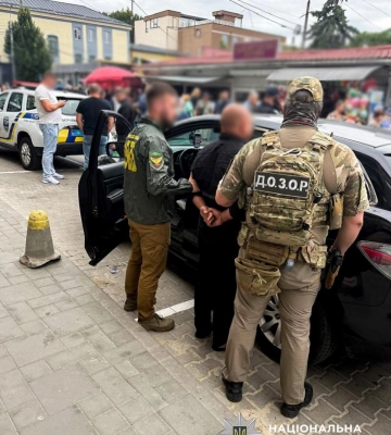 За 14 тисяч доларів обіцяв виїзд за кордон: на Рівненщині затримали жителя Прикарпаття