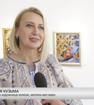 «За склом» – художниця Вікторія Кузьма представила в Ужгороді виставку з нагоди ювілею (відео)
