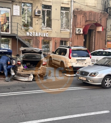 П'ять потрощених авто: у центрі Дніпра сталася масова ДТП