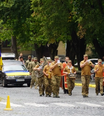 Із 36-річним солдатом Олександром Карбованцем попрощалися в Ужгороді