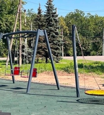 На Дніпропетровщині з майданчика вкрали інклюзивні гойдалки для дітей