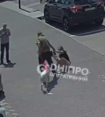 В Днепре возле ТЦ «Славутич» патрульные помогли женщине, находившейся под воздействием наркотиков